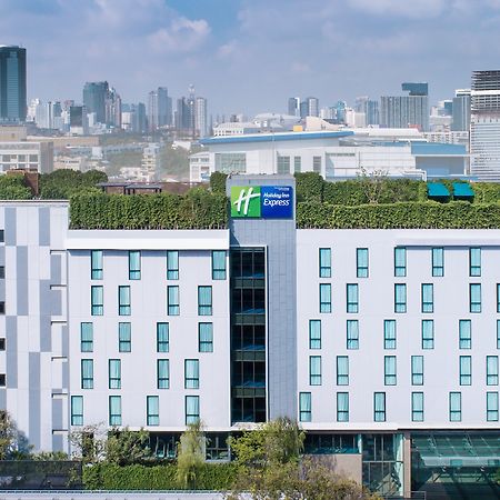 Holiday Inn Express Bangkok Soi Soonvijai By Ihg Exterior photo