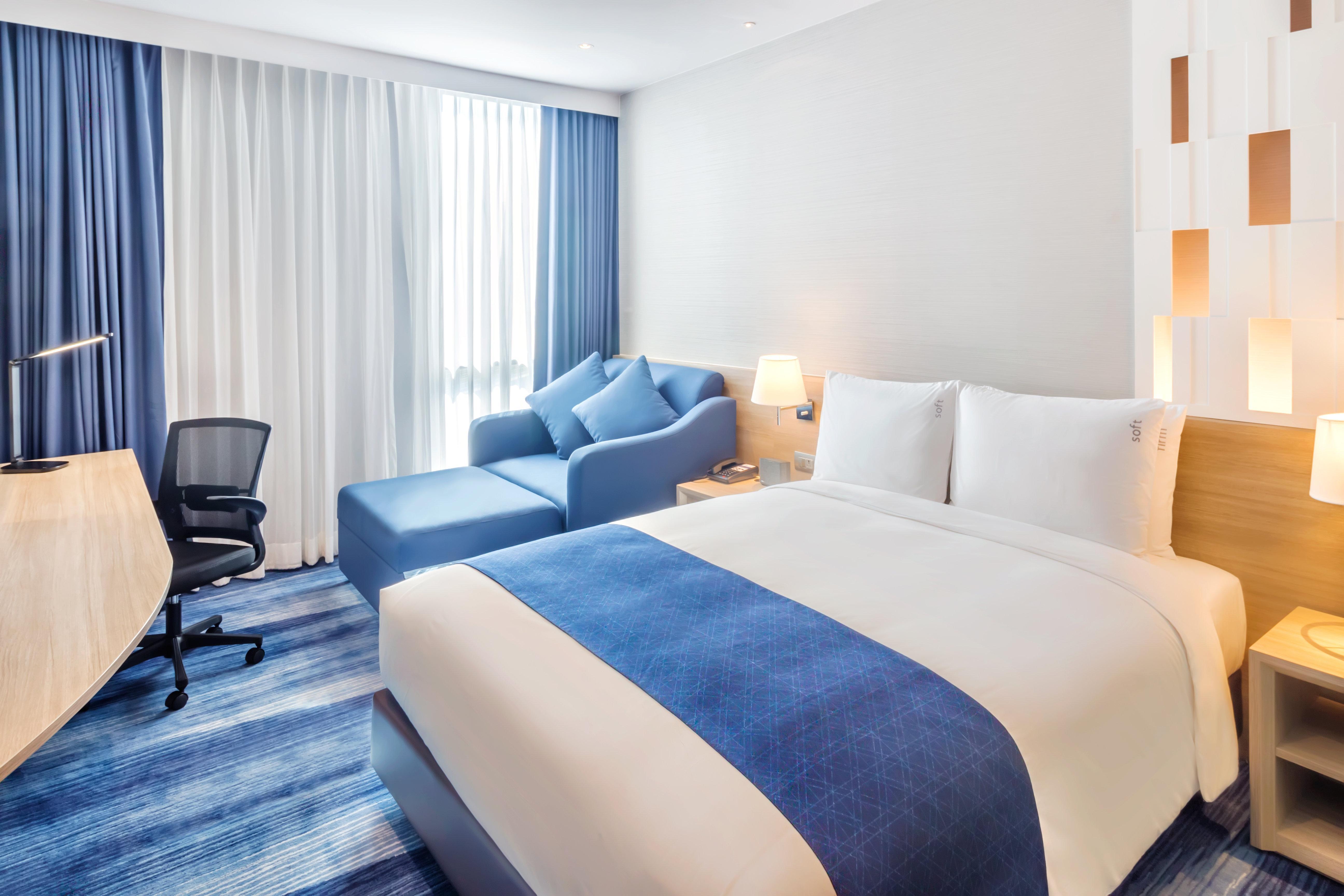 Holiday Inn Express Bangkok Soi Soonvijai By Ihg Exterior photo