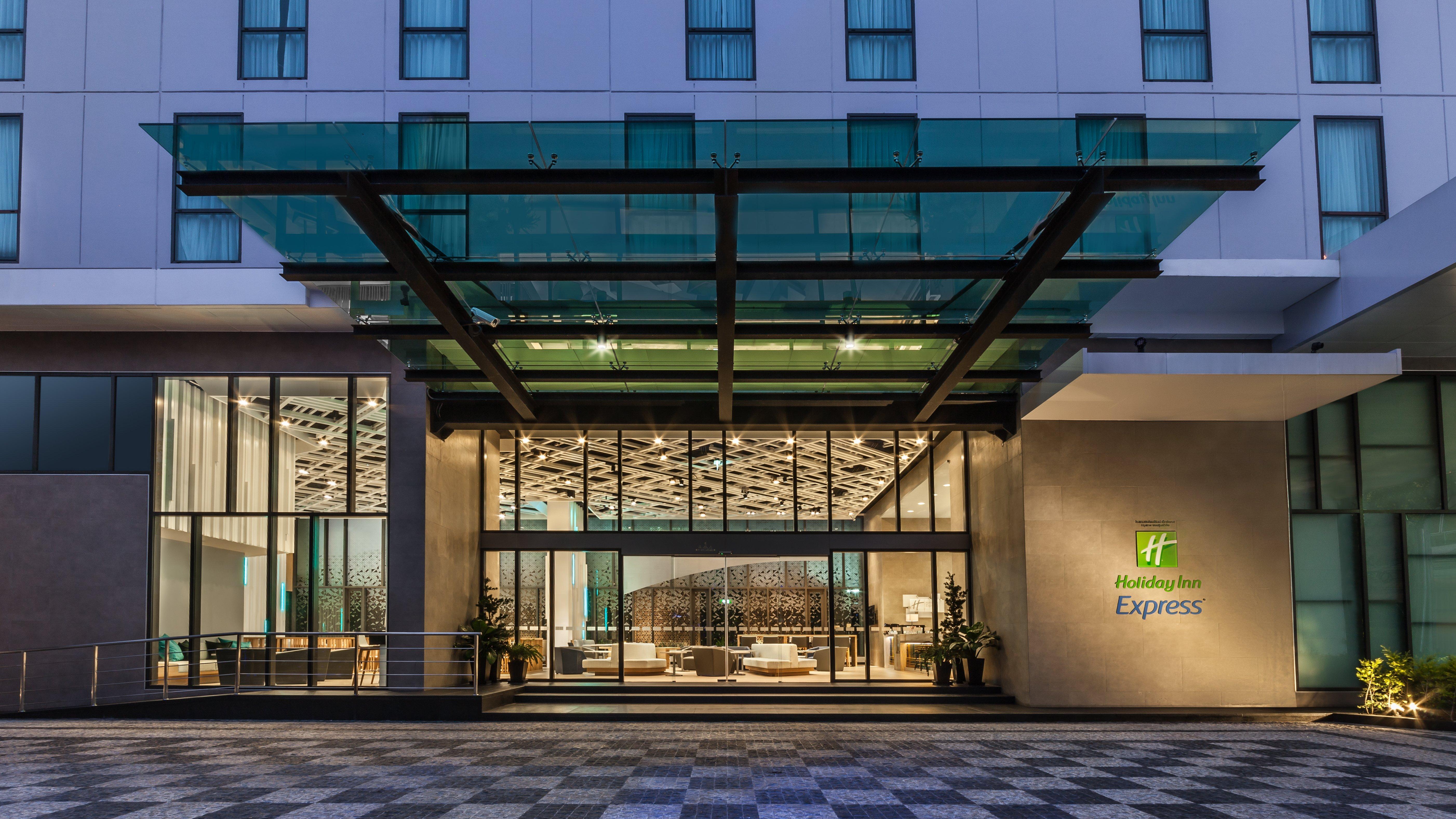 Holiday Inn Express Bangkok Soi Soonvijai By Ihg Exterior photo