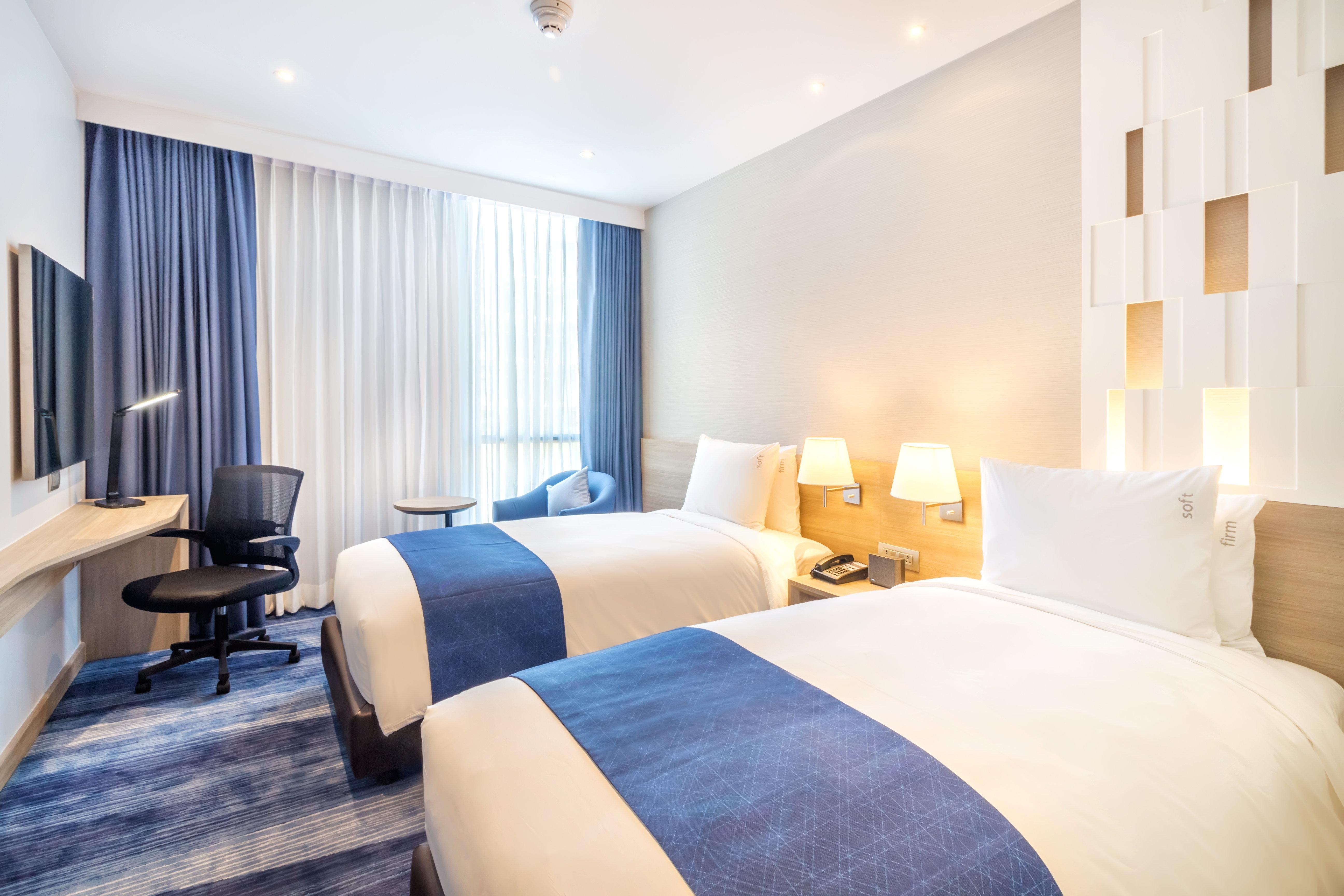 Holiday Inn Express Bangkok Soi Soonvijai By Ihg Exterior photo