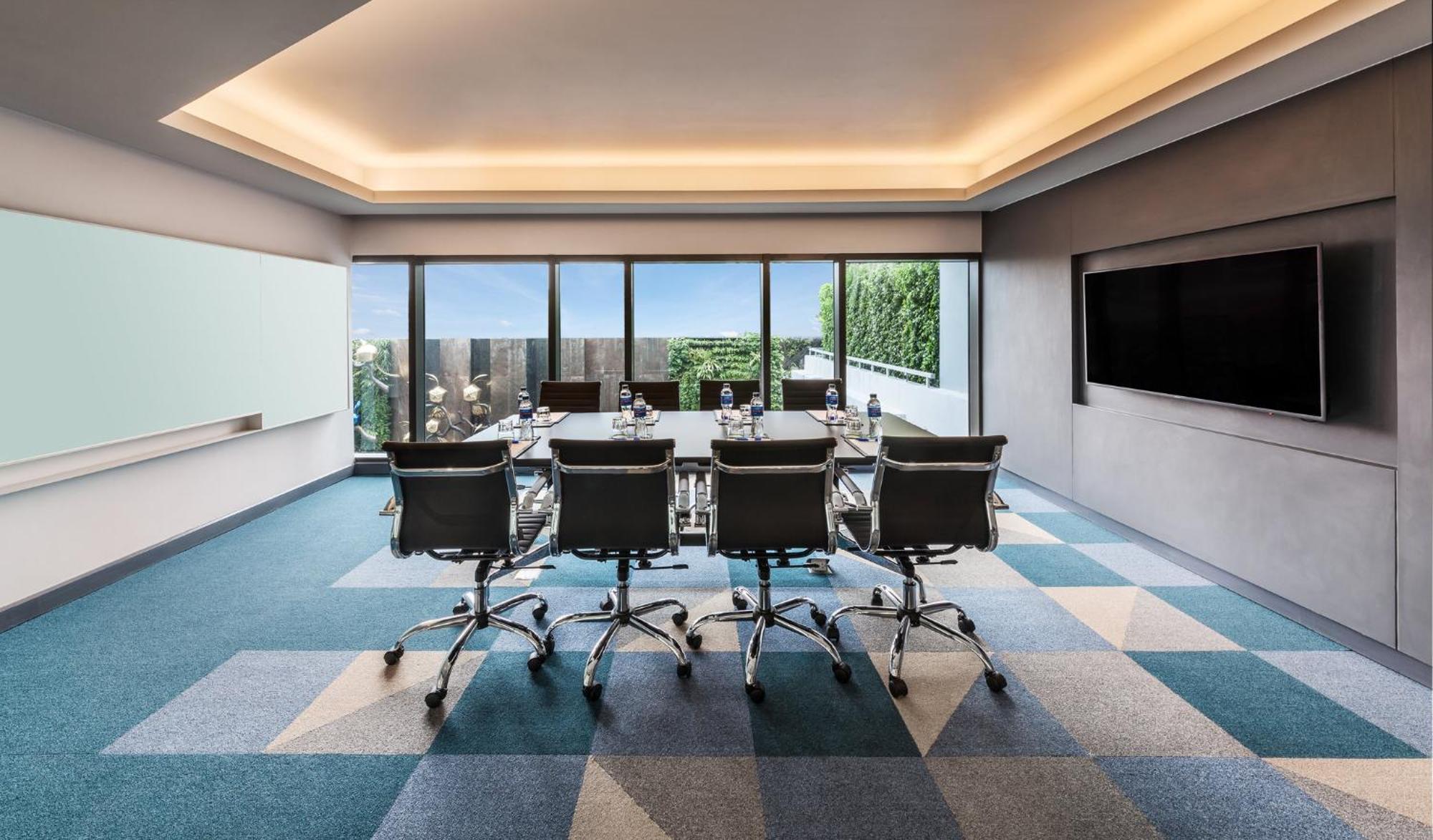 Holiday Inn Express Bangkok Soi Soonvijai By Ihg Exterior photo