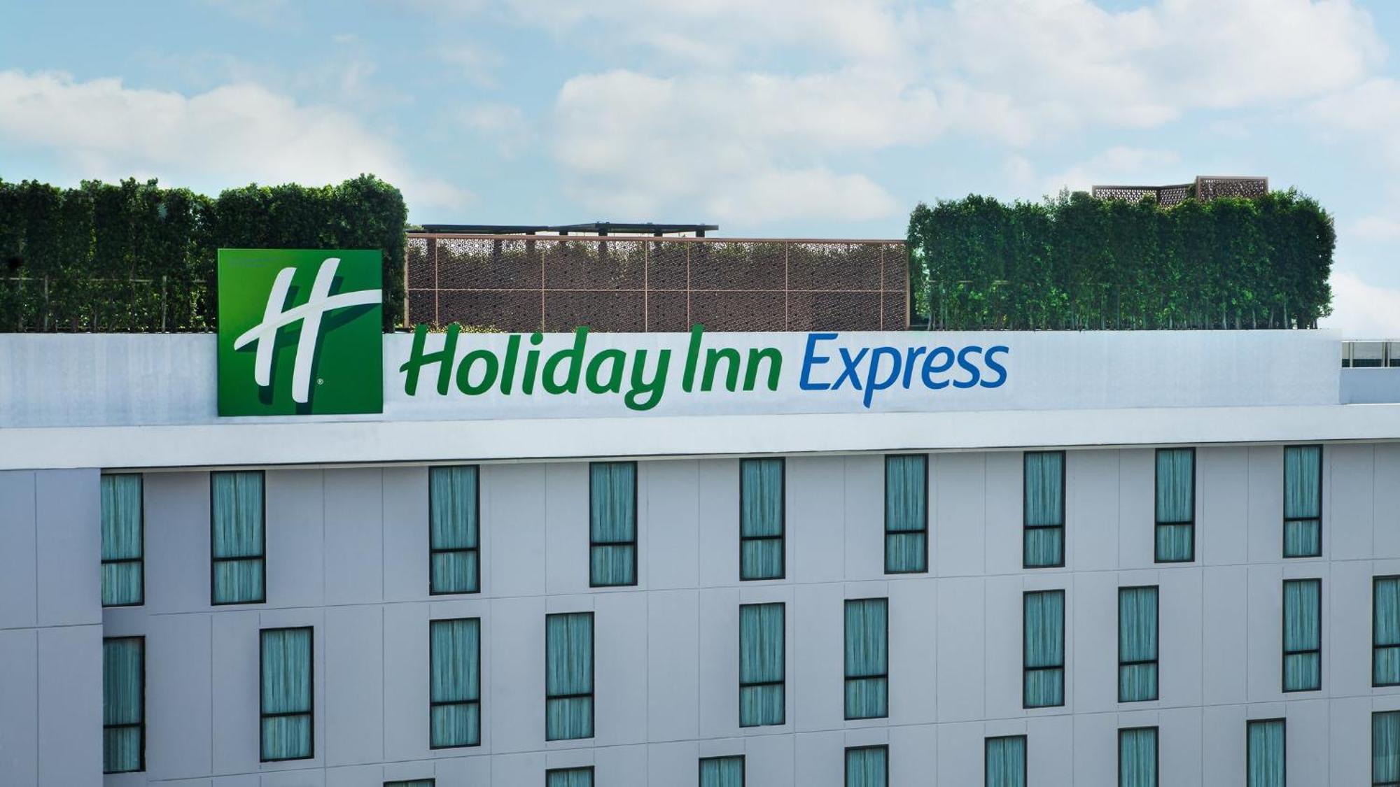 Holiday Inn Express Bangkok Soi Soonvijai By Ihg Exterior photo