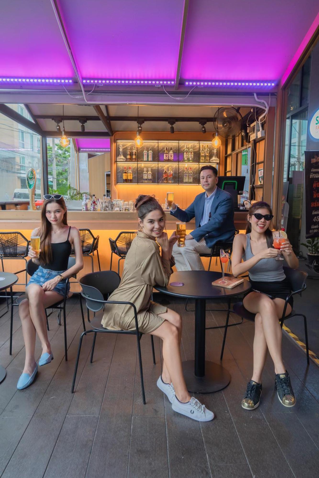 Holiday Inn Express Bangkok Soi Soonvijai By Ihg Exterior photo