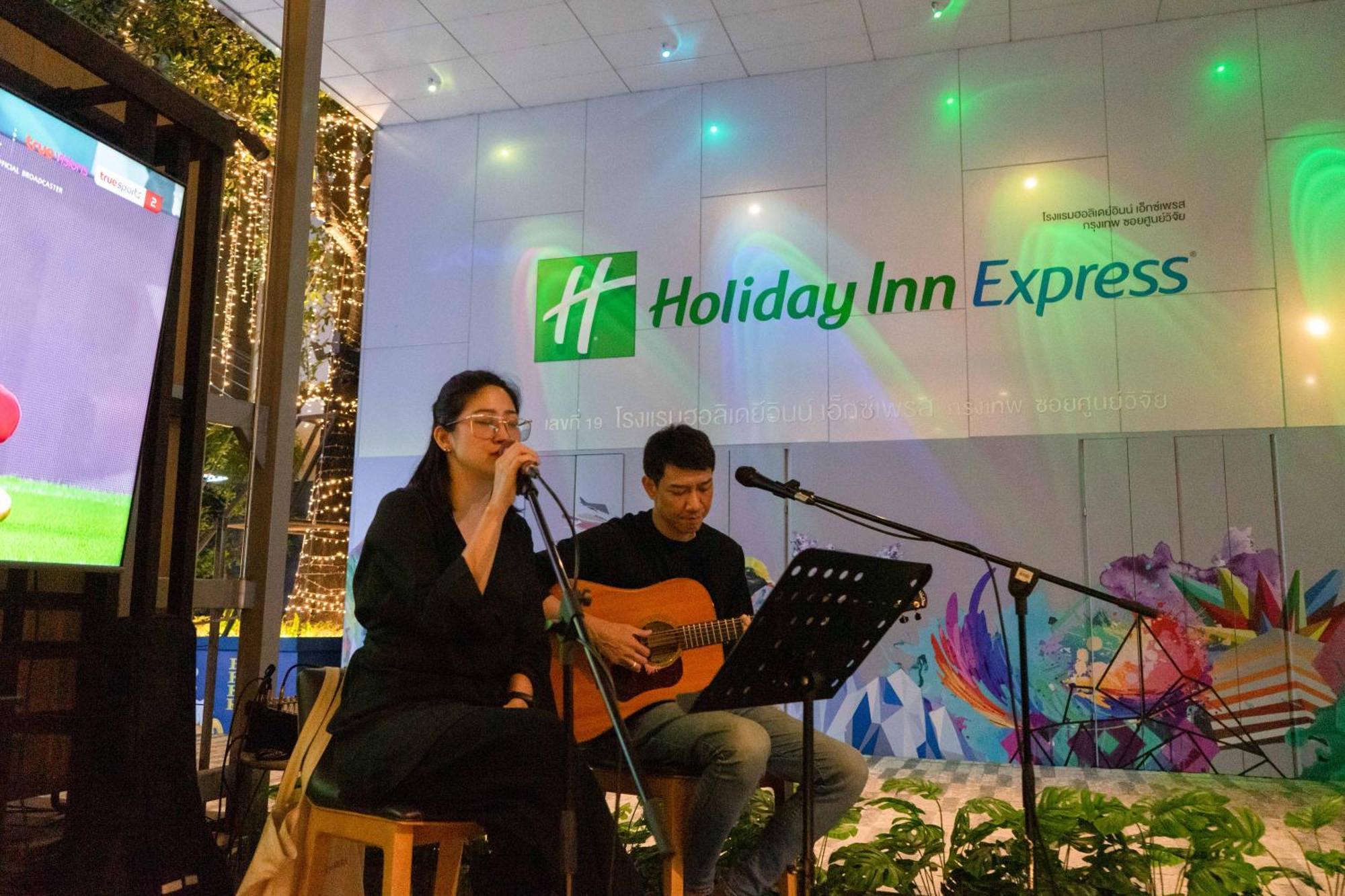 Holiday Inn Express Bangkok Soi Soonvijai By Ihg Exterior photo