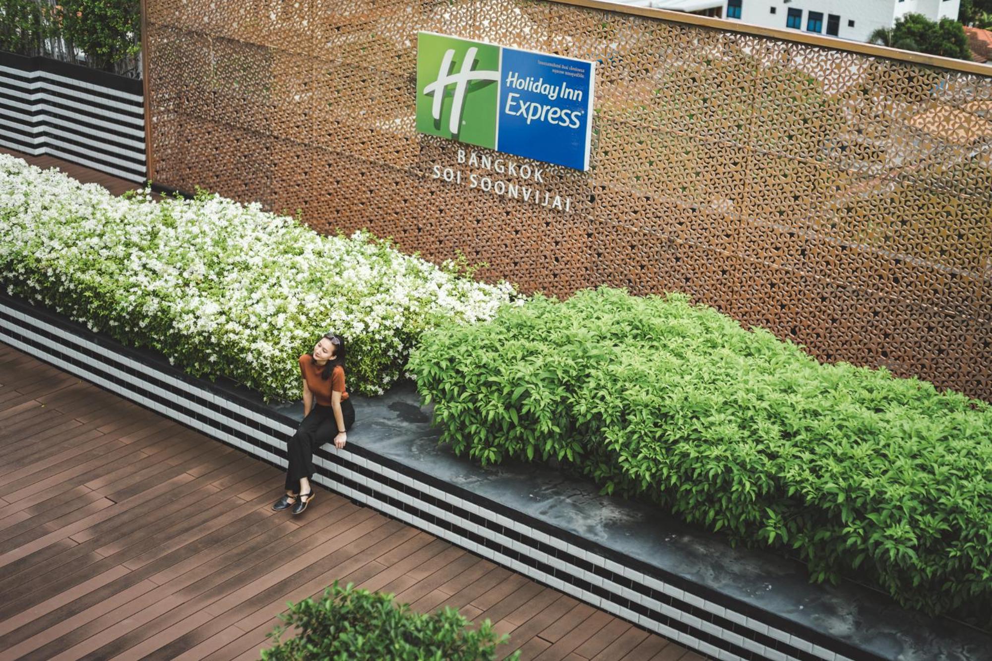 Holiday Inn Express Bangkok Soi Soonvijai By Ihg Exterior photo