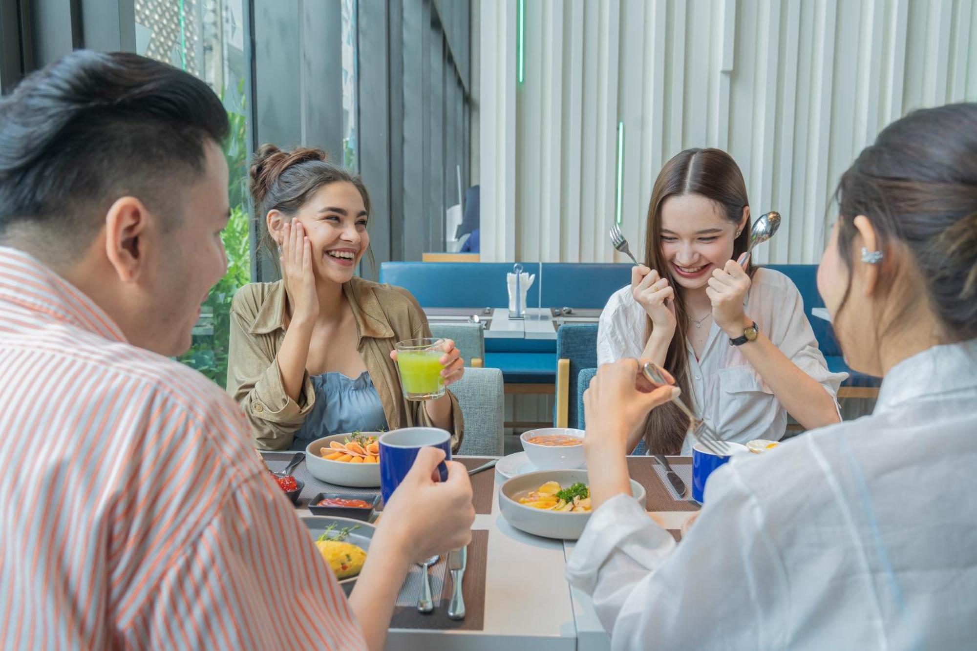 Holiday Inn Express Bangkok Soi Soonvijai By Ihg Exterior photo