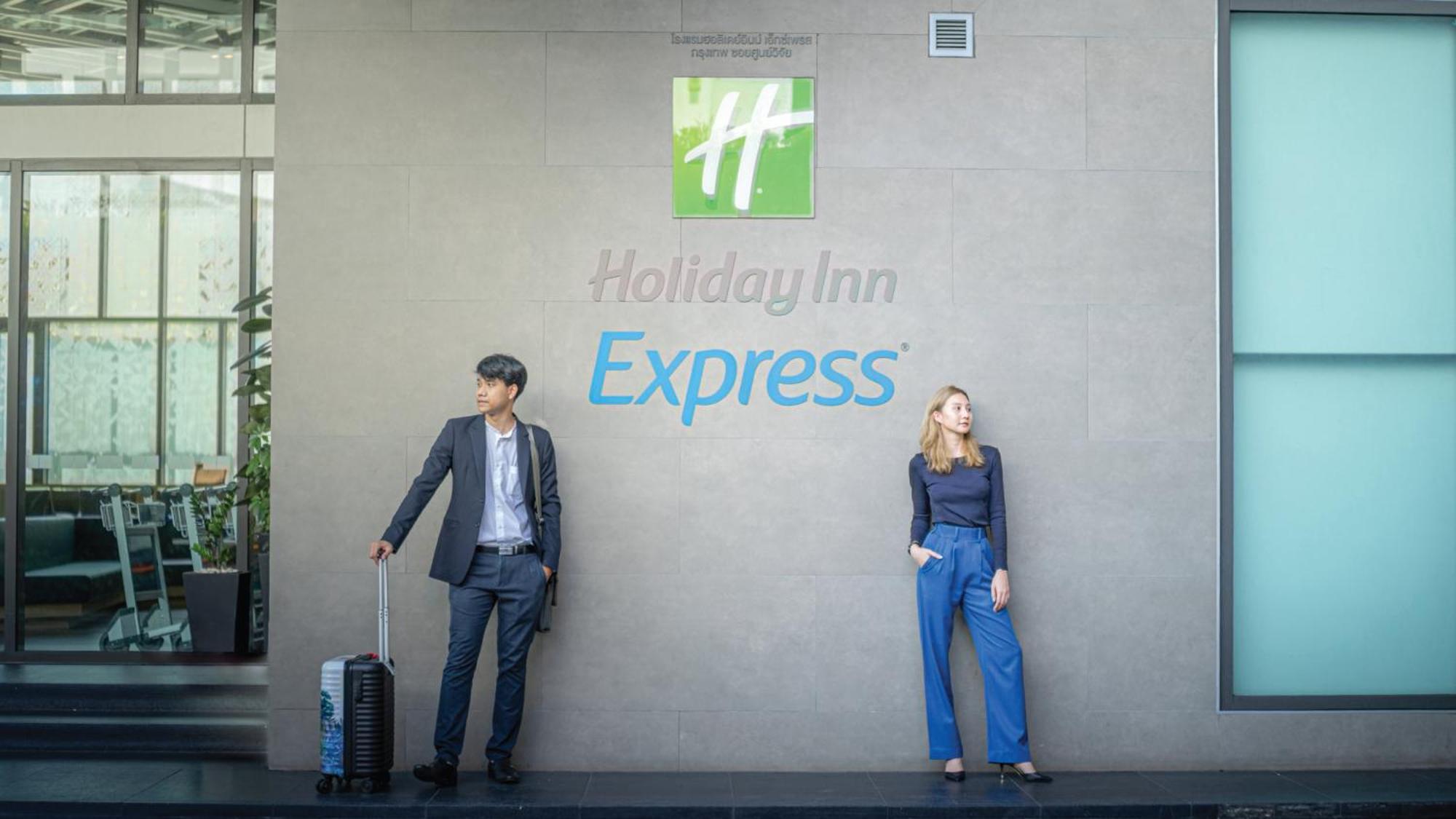 Holiday Inn Express Bangkok Soi Soonvijai By Ihg Exterior photo