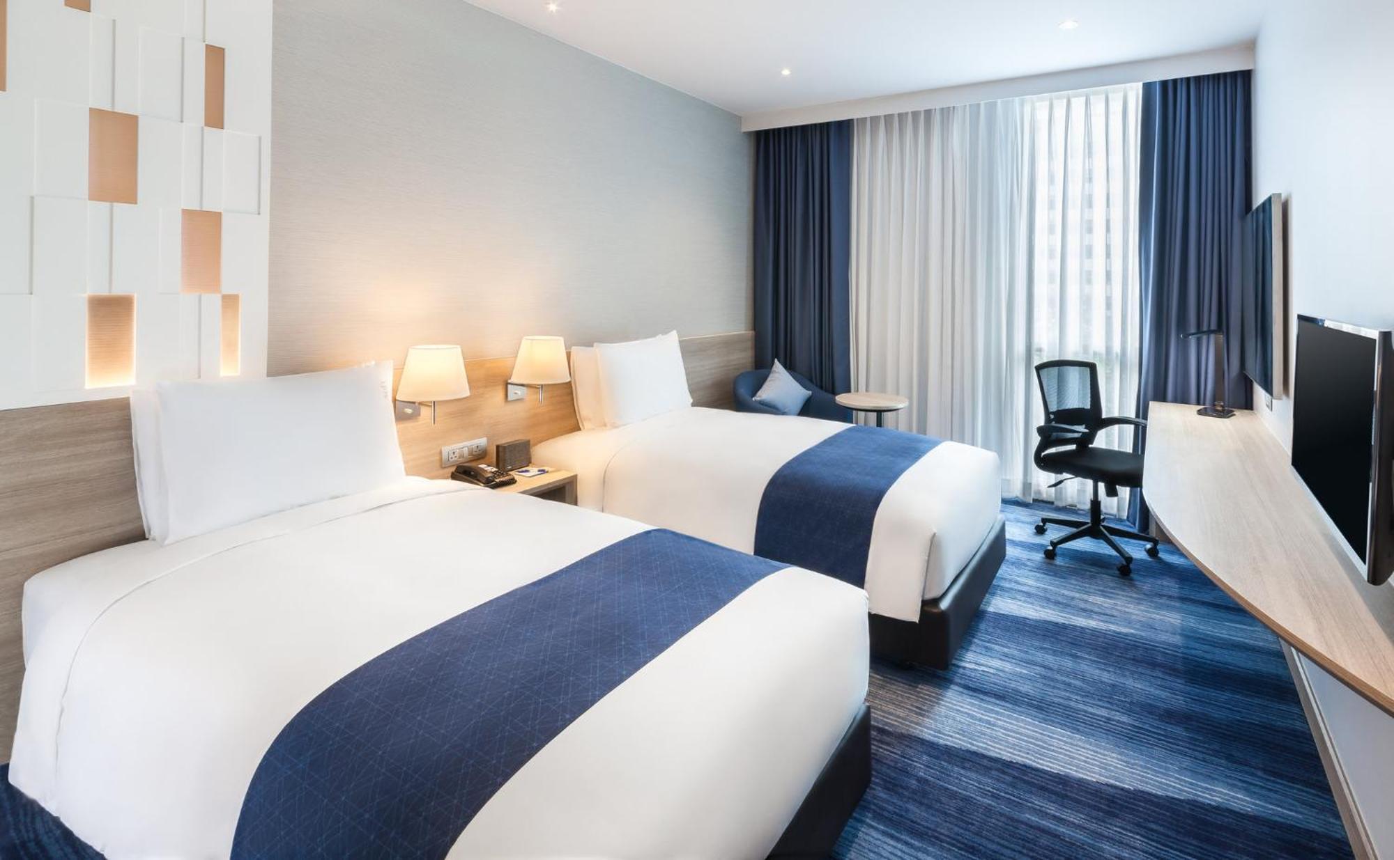 Holiday Inn Express Bangkok Soi Soonvijai By Ihg Exterior photo