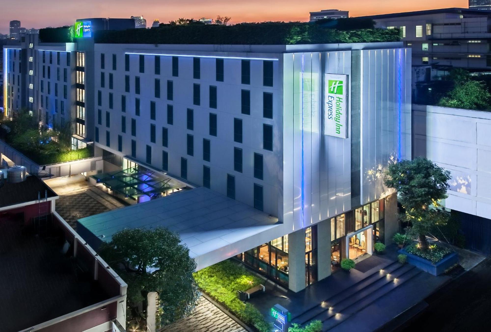 Holiday Inn Express Bangkok Soi Soonvijai By Ihg Exterior photo