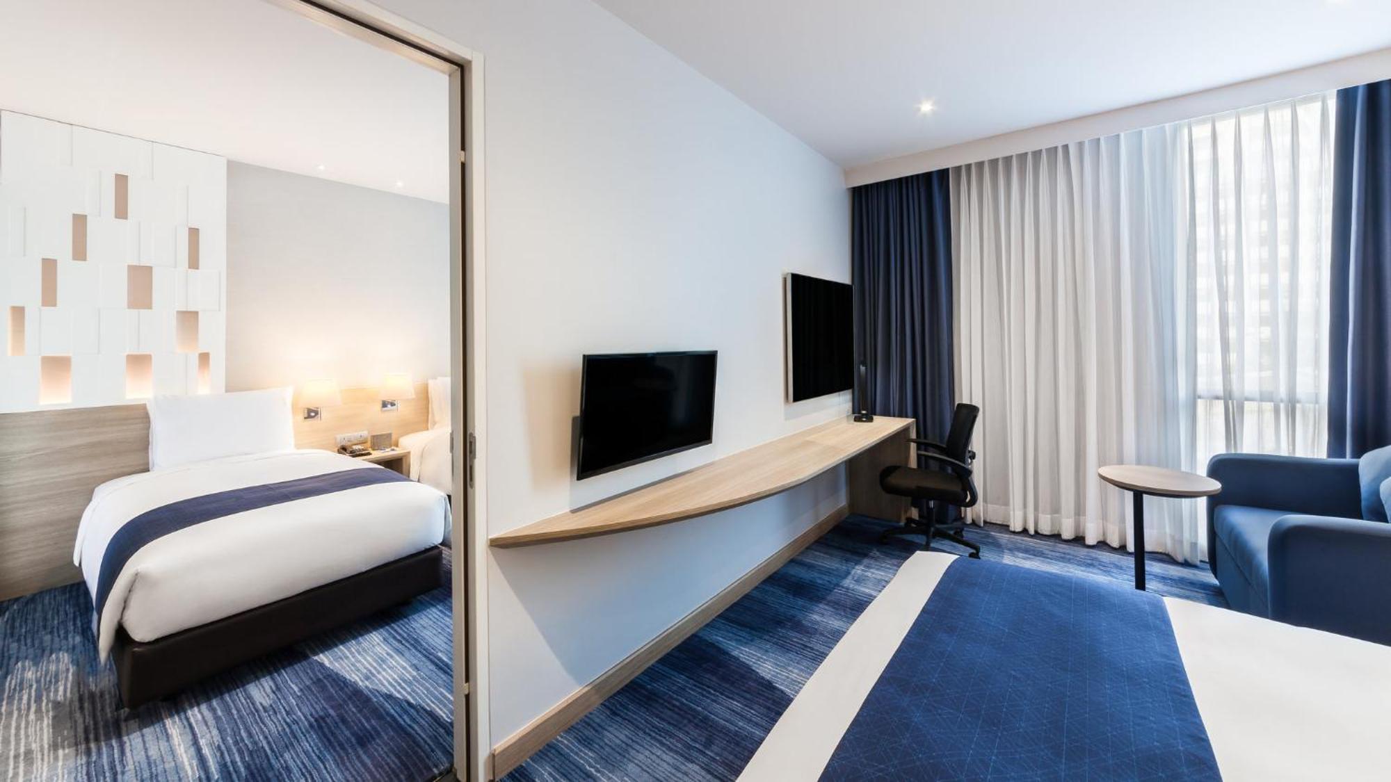Holiday Inn Express Bangkok Soi Soonvijai By Ihg Exterior photo