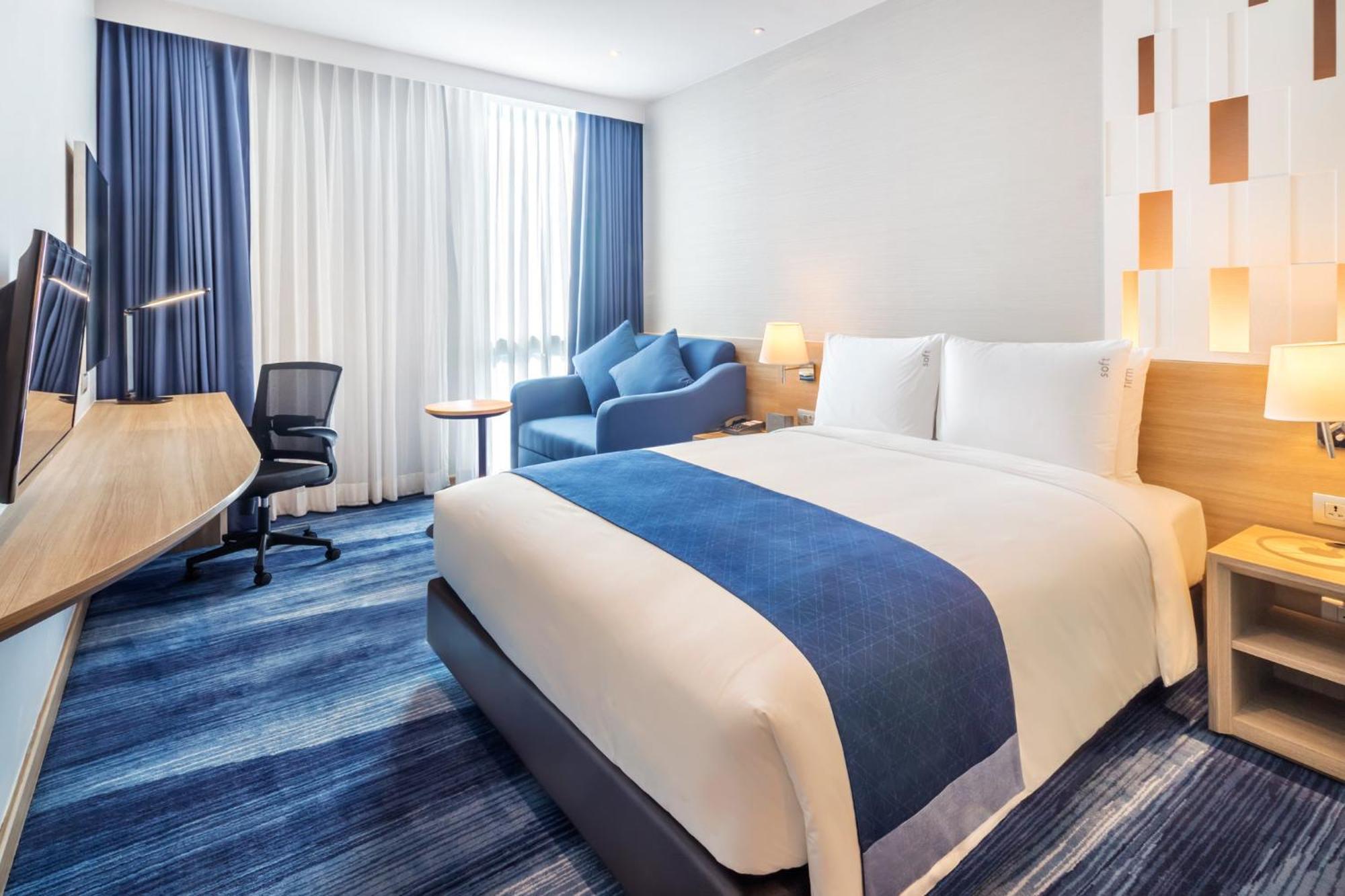 Holiday Inn Express Bangkok Soi Soonvijai By Ihg Exterior photo