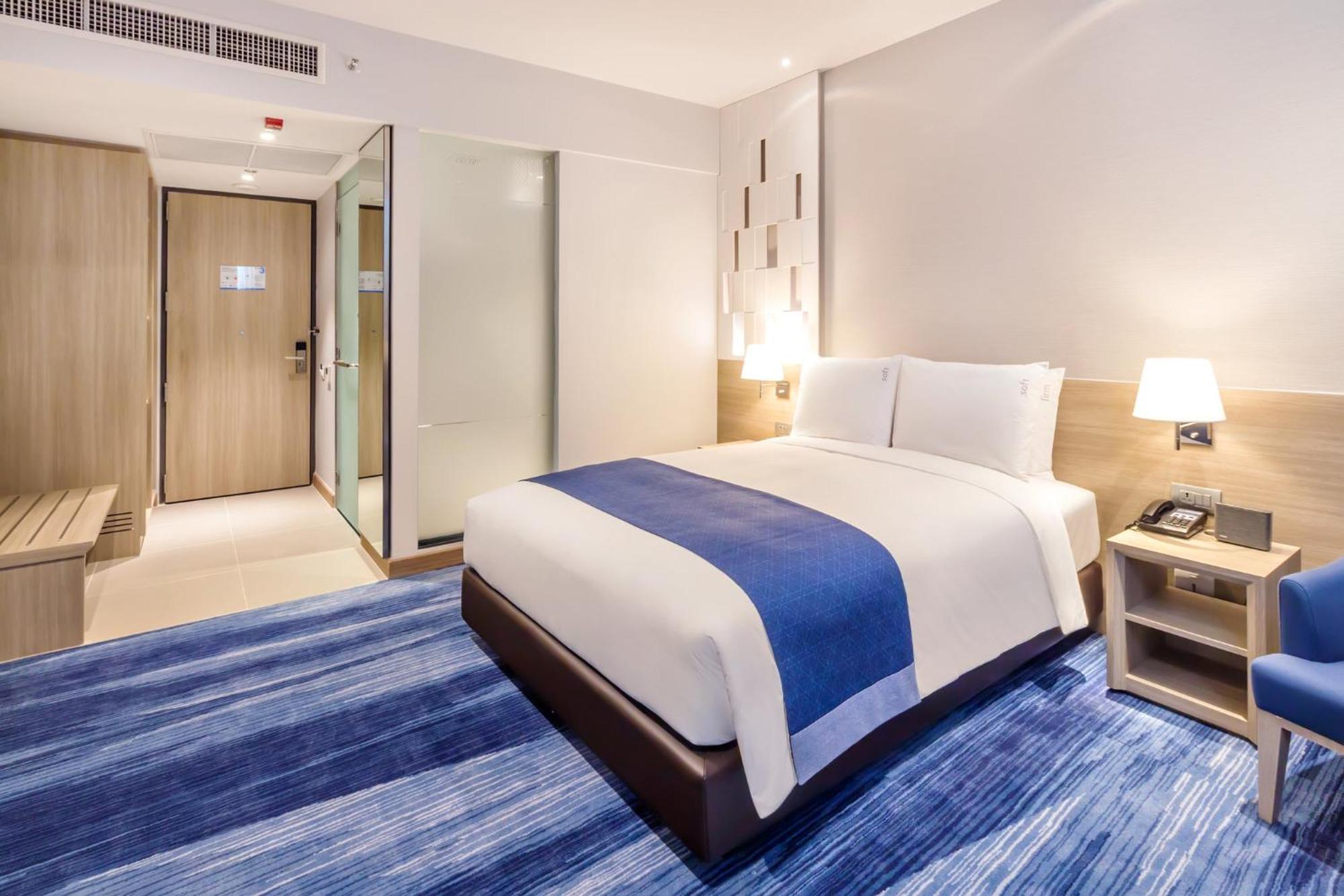 Holiday Inn Express Bangkok Soi Soonvijai By Ihg Exterior photo