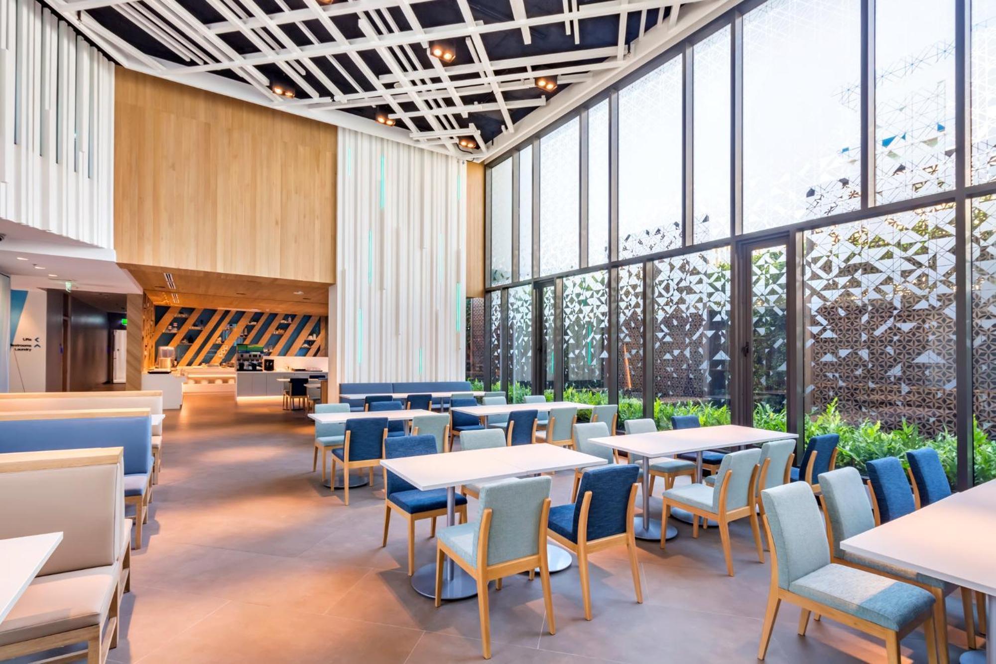 Holiday Inn Express Bangkok Soi Soonvijai By Ihg Exterior photo