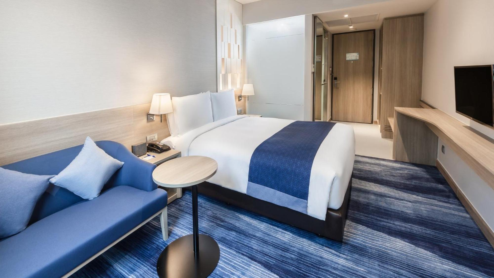 Holiday Inn Express Bangkok Soi Soonvijai By Ihg Exterior photo