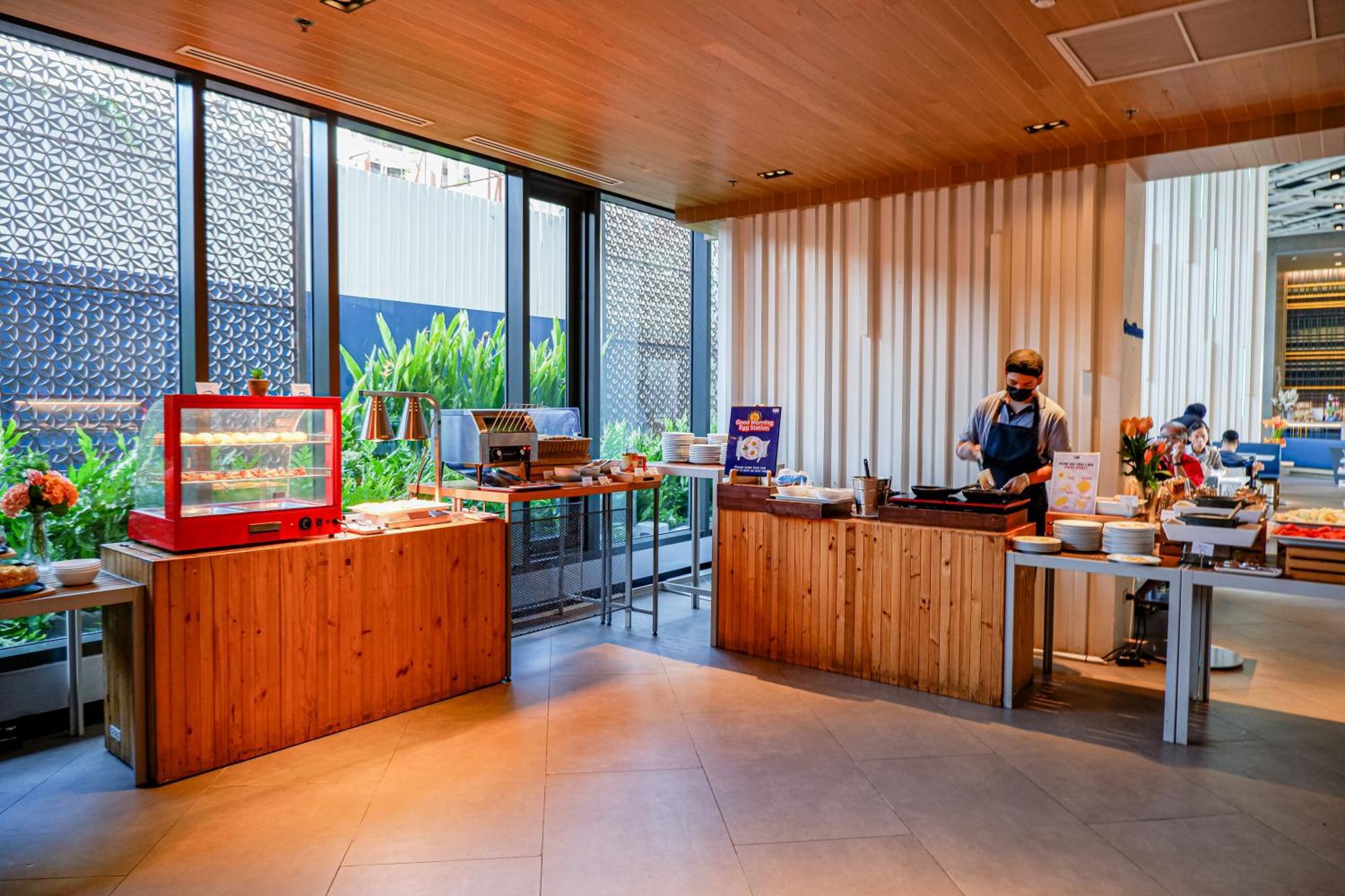 Holiday Inn Express Bangkok Soi Soonvijai By Ihg Exterior photo